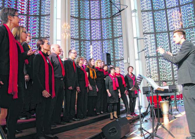 Dirigent Jacob Fauser (rechts) mit seinem Chorus Mundi sorgt für besinnliche 90 Minuten in der katholischen St. Johann Kirche. | Bild: Alexander Hämmerling 